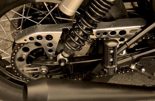 Aftermarket moto Protège chaîne inox avec polissage.